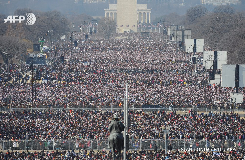 afpfr's tweet photo. #instantané: ⚡️ à gauche photo lors de l'investiture de Trump. A droite, lors de l'investiture d'Obama en 2009 ⚡️ #AFP  #InaugurationDay https://t.co/oOJke54sz7