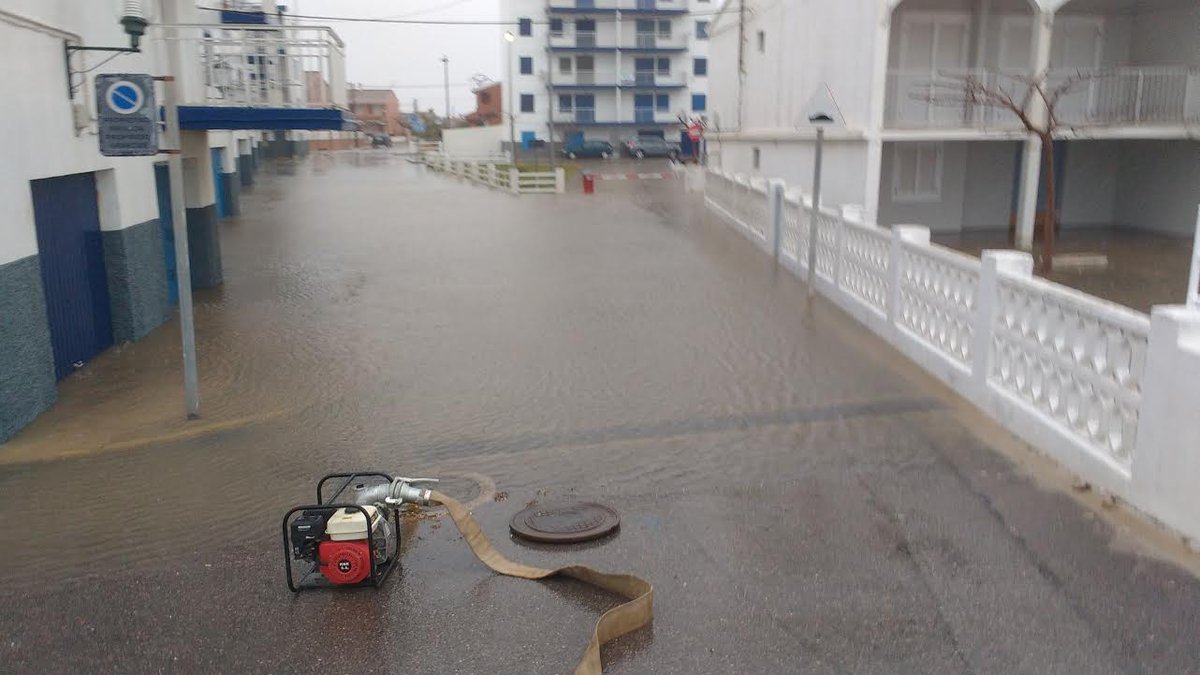 CompromisALMASS's tweet image. .@amayagomezc du tot el dia amb la brigada d'obres -gràcies x vostra faena- trellant davant de les inundacions de la platja #Almassora