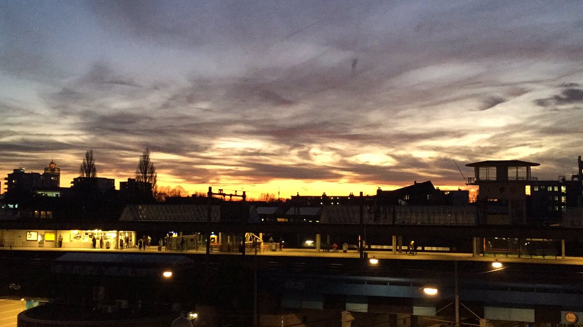 JurreW's tweet photo. @SuzanneLgtnbrg en toch is deze wereld best mooi! "Amsterdam first!" #Inauguration https://t.co/AB9gzcl8ii