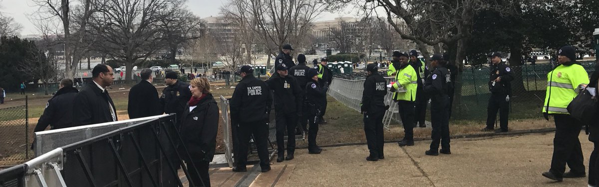JTornMangs's tweet photo. Snart har alla gått hem från Kapitolium och polisen kan pusta ut ... en stund #presidentinstallation #demonstrationer https://t.co/Y2Lqb7fsE8