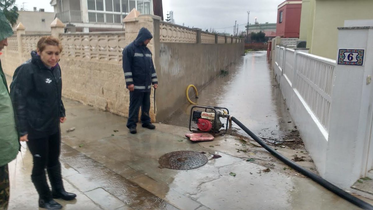 CompromisALMASS's tweet image. .@amayagomezc du tot el dia amb la brigada d'obres -gràcies x vostra faena- trellant davant de les inundacions de la platja #Almassora