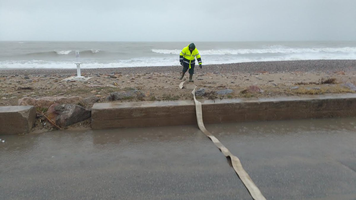 CompromisALMASS's tweet image. .@amayagomezc du tot el dia amb la brigada d'obres -gràcies x vostra faena- trellant davant de les inundacions de la platja #Almassora