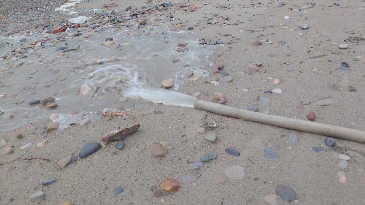 CompromisALMASS's tweet image. .@amayagomezc du tot el dia amb la brigada d'obres -gràcies x vostra faena- trellant davant de les inundacions de la platja #Almassora