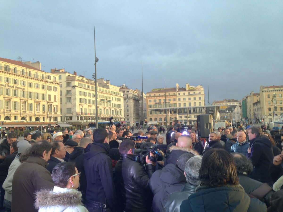 willybourgeois's tweet photo. .@montebourg était aujourd'hui devant les marseillais pour un stand-up sur le vieux port. De belles images. Dimanche,on vote #Montebourg2017 https://t.co/orpppNakh3