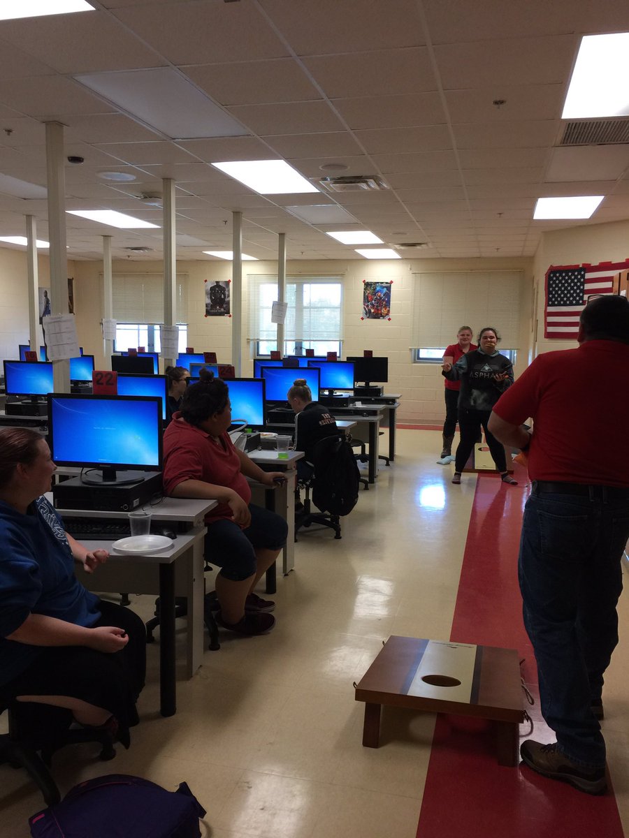 KarenMChenoweth's tweet photo. Mr Desko meeting w students for a pizza lunch and games! #fbh @mnoatis #mscox https://t.co/uBnh24Oetx