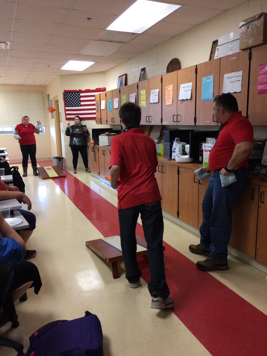KarenMChenoweth's tweet photo. Mr Desko meeting w students for a pizza lunch and games! #fbh @mnoatis #mscox https://t.co/uBnh24Oetx