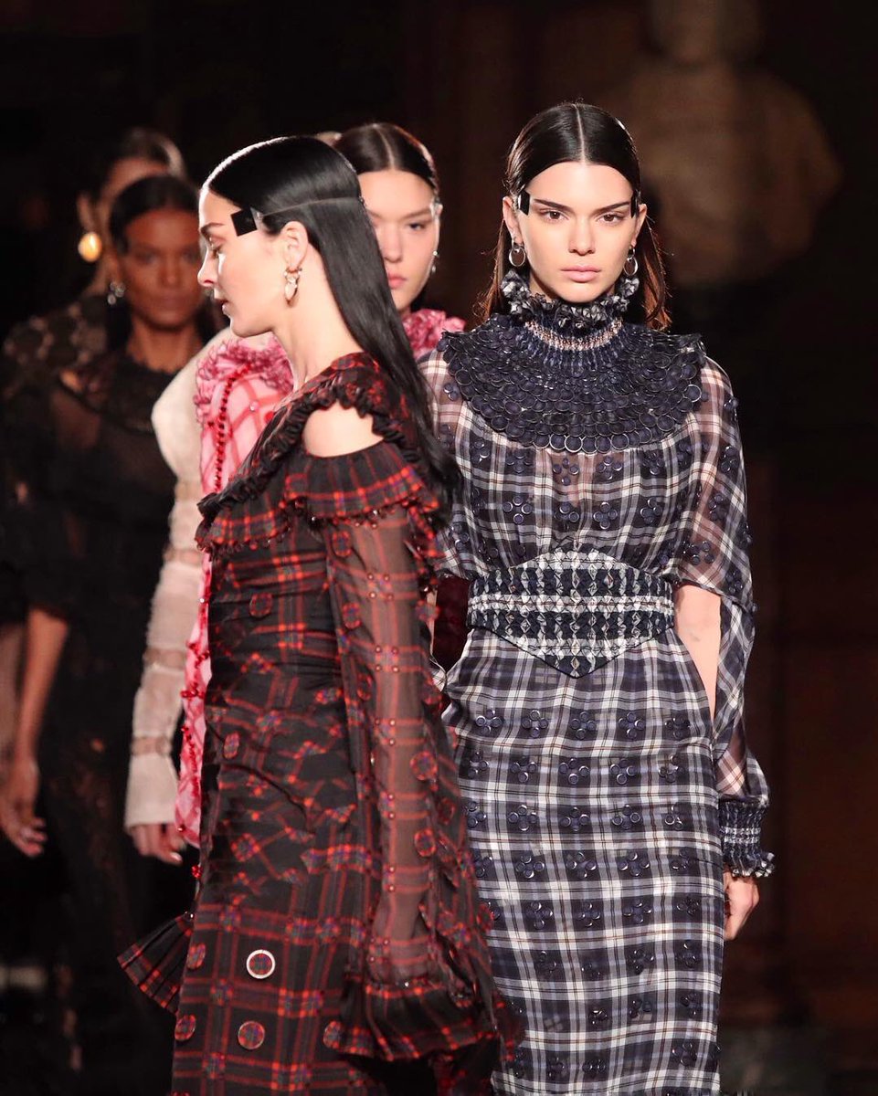 kendallkeek's tweet photo. icanteachyou: "And then Kendall Jenner walked for #givenchy couture 😍
#pmfw #kendalljenner #givenchyshow" https://t.co/78FbyrUvDN