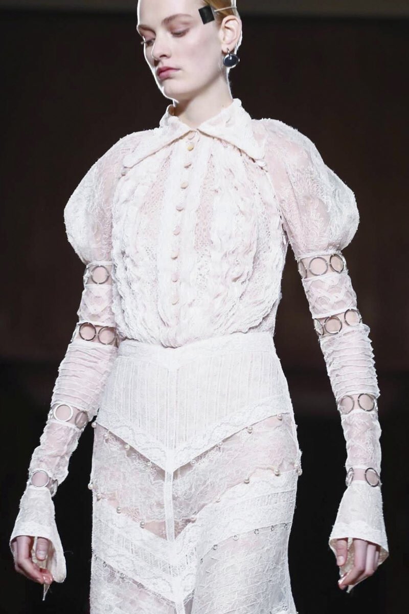 CoutureIsBeyond's tweet photo. Details at Givenchy F/W 2017 https://t.co/21Bm9gLG7F