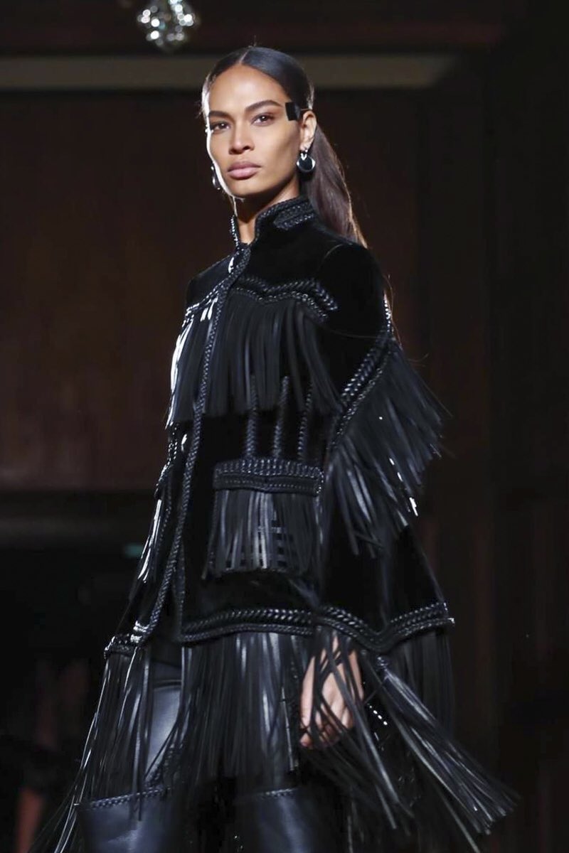 CoutureIsBeyond's tweet photo. Details at Givenchy F/W 2017 https://t.co/21Bm9gLG7F