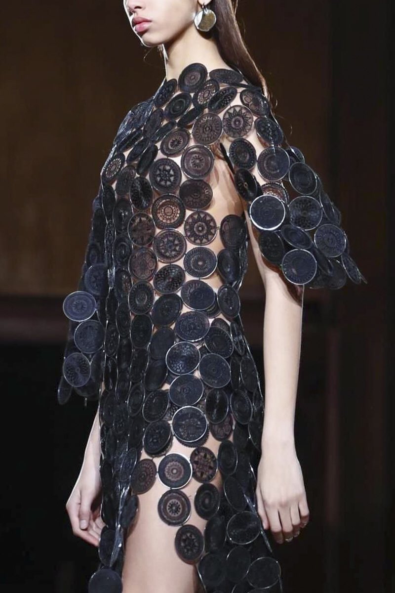 CoutureIsBeyond's tweet photo. Details at Givenchy F/W 2017 https://t.co/21Bm9gLG7F