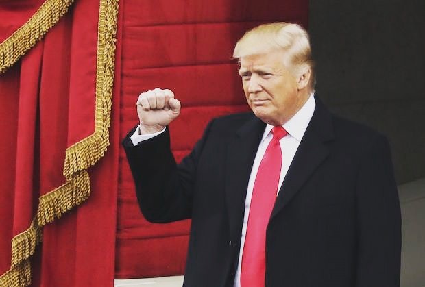 GagliarClaudia's tweet photo. Qualcuno spieghi a The Donald il significato del pugno chiuso. #donaldtrump #donaldtrump2016 #trumpday #trumpinauguration #Inauguration https://t.co/meiPjG76t6
