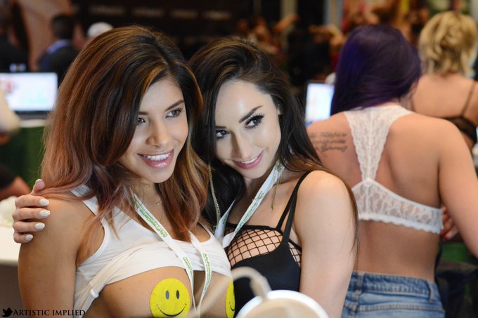 Best of Day 2. At the #mfc booth. @kingskylerlo &amp; @Reya__Sunshine https://t.co/LPKHJfdlLz<a href="/tag/mfc"class="tags">#mfc</a><a class="tags" target="_blank" title="On Twitter" href="/?out=eyJ0eXAiOiJKV1QiLCJhbGciOiJIUzUxMiJ9.eyJpYXQiOjE3MjM5MjY5MTAsImlzcyI6InR3cG9ybnN0YXJzLmNvbSIsIm5iZiI6MTcyMzkyNjkxMCwiZXhwIjoxNzU1NDYyOTEwLCJyZWRpcmVjdF91cmwiOiJodHRwczovL3R3aXR0ZXIuY29tL2tpbmdza3lsZXJsbyJ9.qnLfKgt3HmSQv1JBrjJxSsr8LAqu4INmhzGJhvS6gqODLLBmNwMlt-A0v-RggOg-ePtTB4lRqNxK5YQSH6sZmw">@kingskylerlo</a>