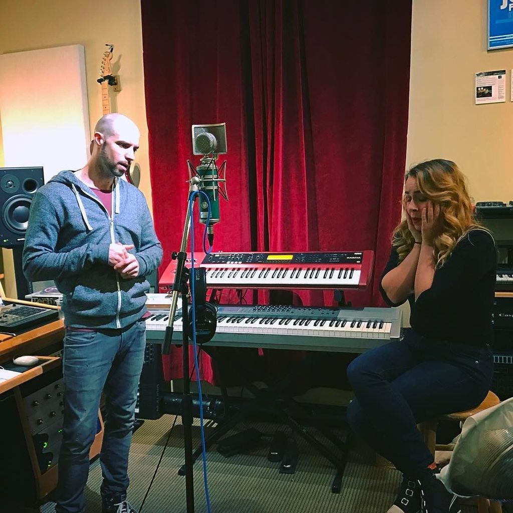 Working on a new *duet* video with our vocal coaches Darren and Hannah.  Always one take, … ift.tt/2jHwnVC