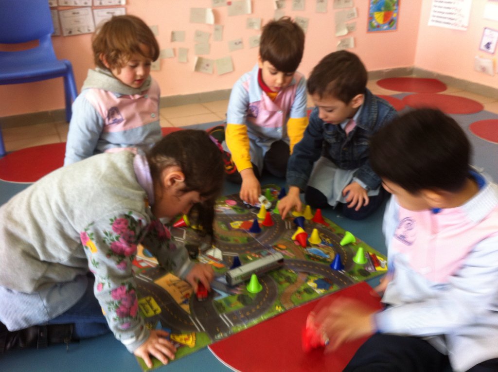 Darineyassine's tweet photo. KG3Ss setting their own scene #StreetSystem #ApplyingUnderstanding #HowAreSignsUsed #Function #Play&amp;Learn @Hhhsinfo https://t.co/jjRFsQzMxq