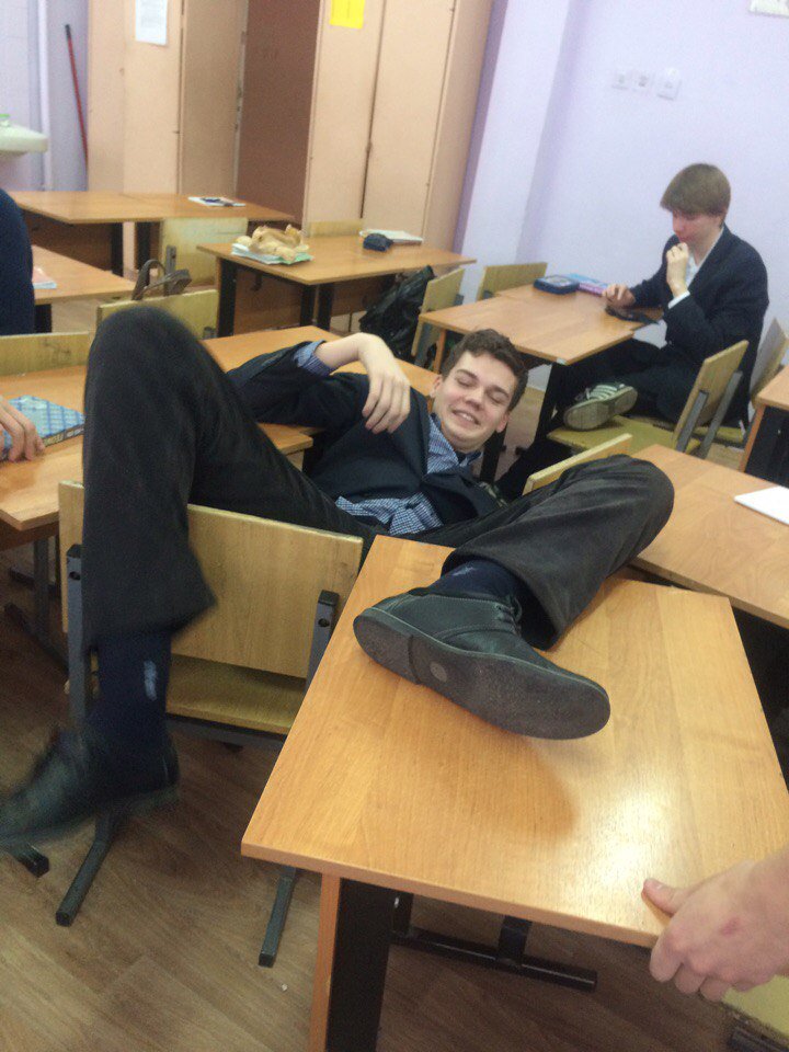 Micro_Cuts23's tweet image. Почему одноклассник похож на паука