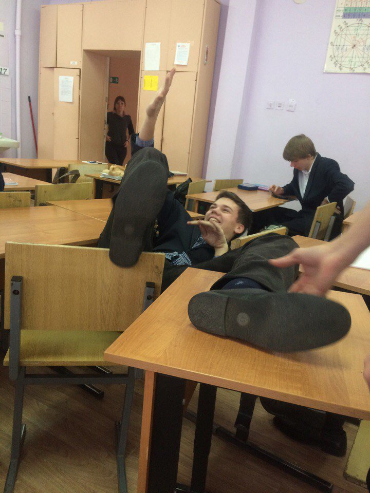 Micro_Cuts23's tweet image. Почему одноклассник похож на паука