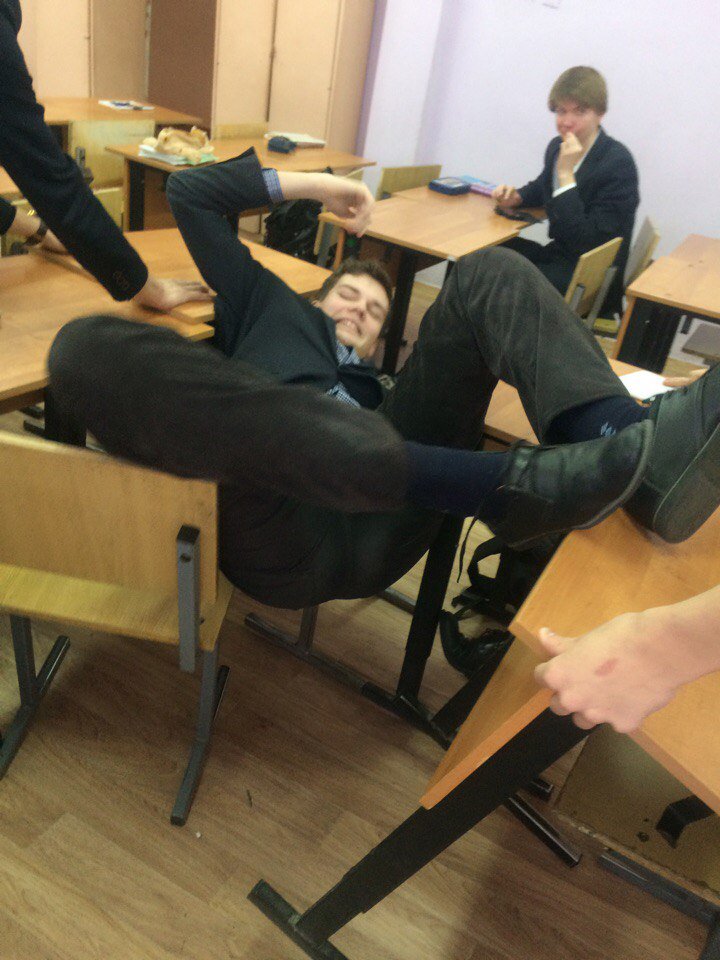 Micro_Cuts23's tweet image. Почему одноклассник похож на паука