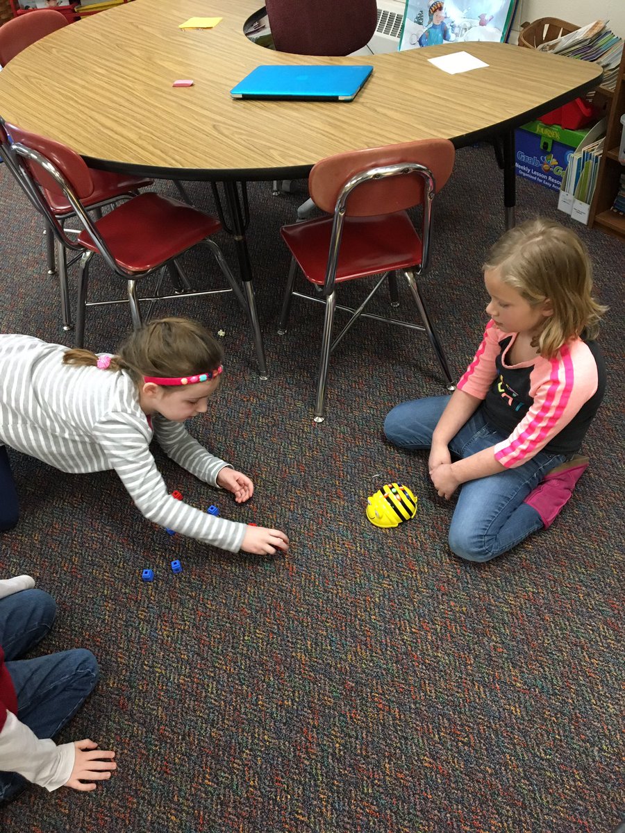 sarah_wallberg's tweet image. Learning more about coding with our BeeBots!! #codinginkinder #cfelem