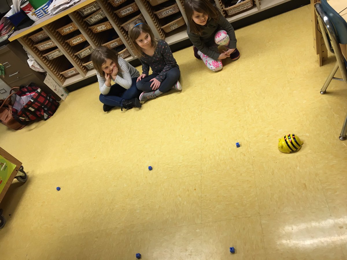 sarah_wallberg's tweet image. Learning more about coding with our BeeBots!! #codinginkinder #cfelem