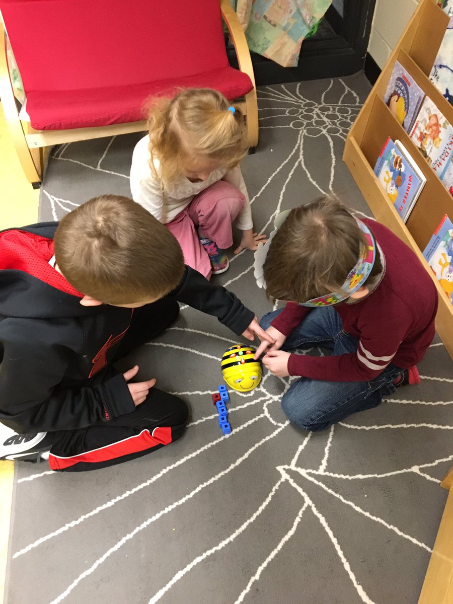 sarah_wallberg's tweet image. Learning more about coding with our BeeBots!! #codinginkinder #cfelem
