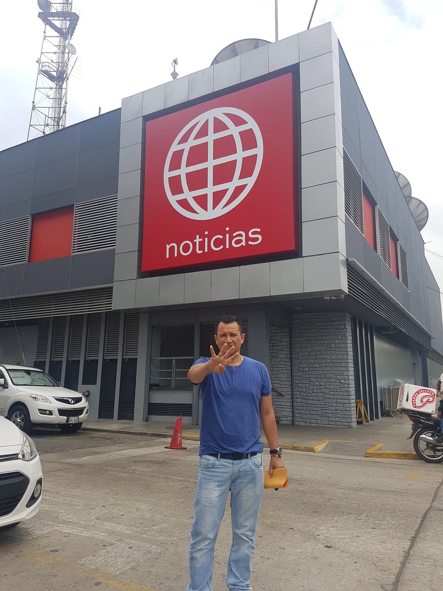 martinarre2's tweet photo. Uno de los últimos históricos cruzo la av Arequipa. 27 años haciendo periodismo. Martin Ramirez https://t.co/fO9x95Fu7z