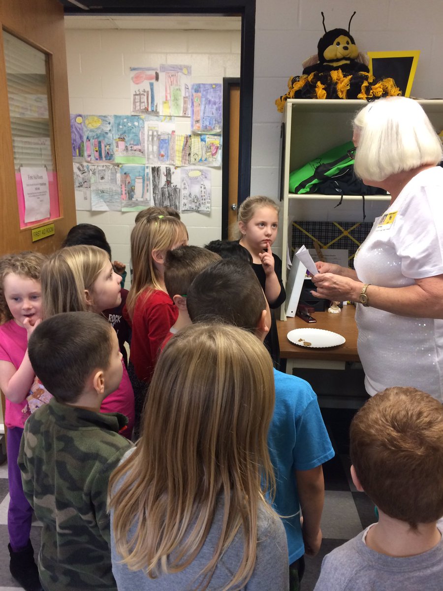 StephensElemKY's tweet photo. Our kindergarten students are on the hunt for the gingerbread man. They found a clue! #twuzz #canyoucatchme https://t.co/2MAIMQ2awv