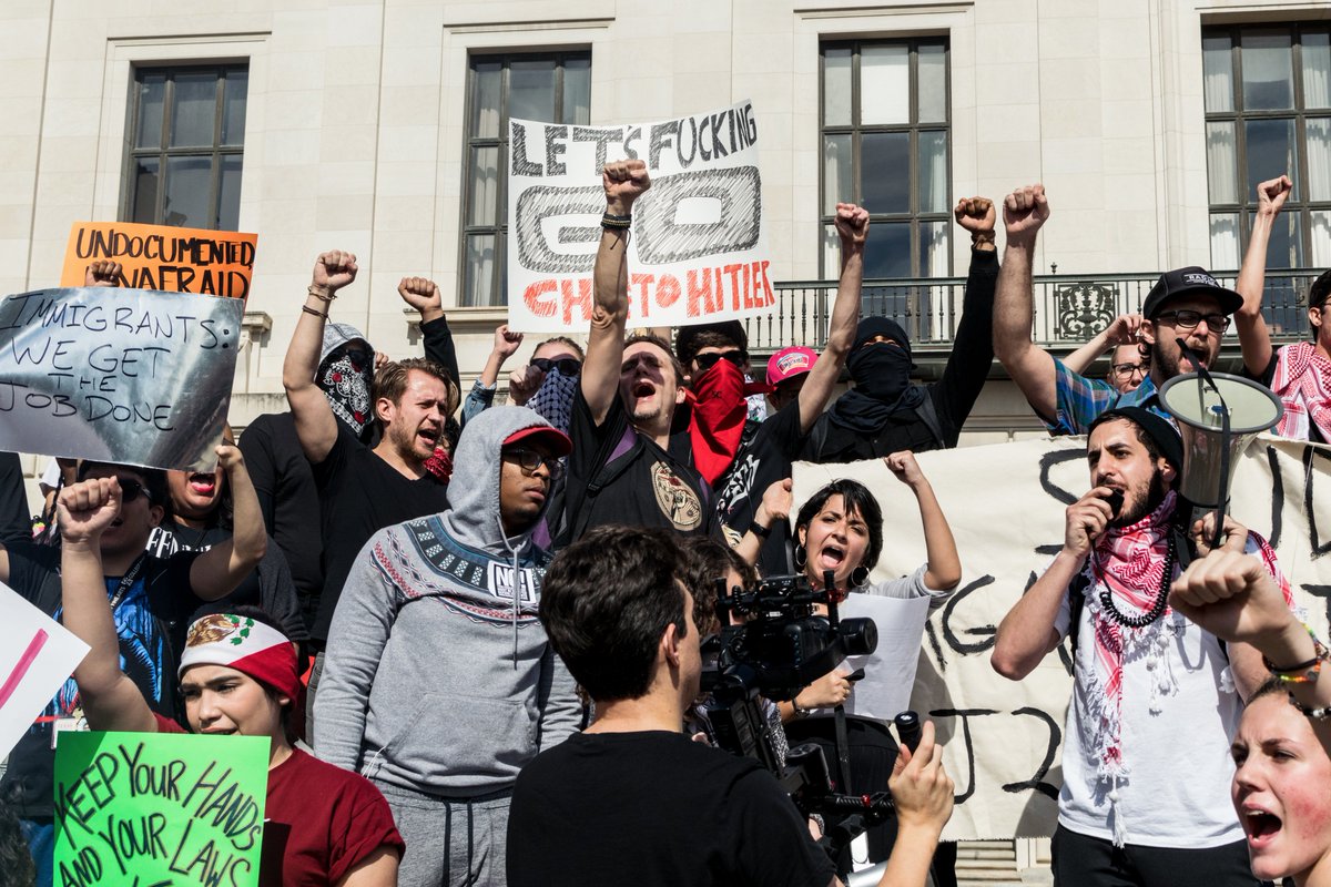 brihoang's tweet photo. Strange times we live in. #UTProtests #TrumpProtests #Inauguration https://t.co/p43TAgfroS