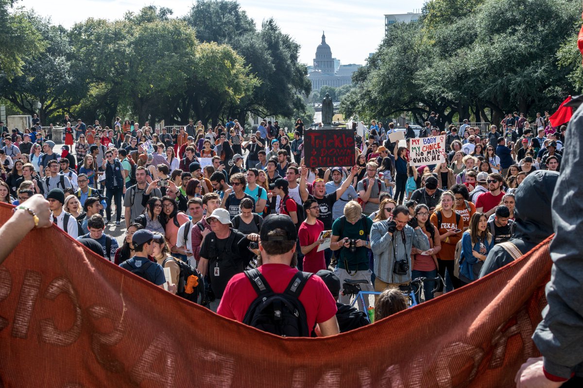 brihoang's tweet photo. Strange times we live in. #UTProtests #TrumpProtests #Inauguration https://t.co/p43TAgfroS