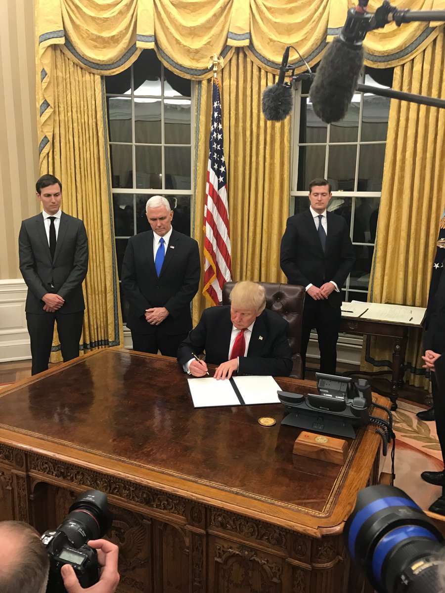 Matt Viser on Twitter: "Some changes in the Oval Office, via pool ... Matt Viser on Twitter: "Some changes in the Oval Office, via pool ...