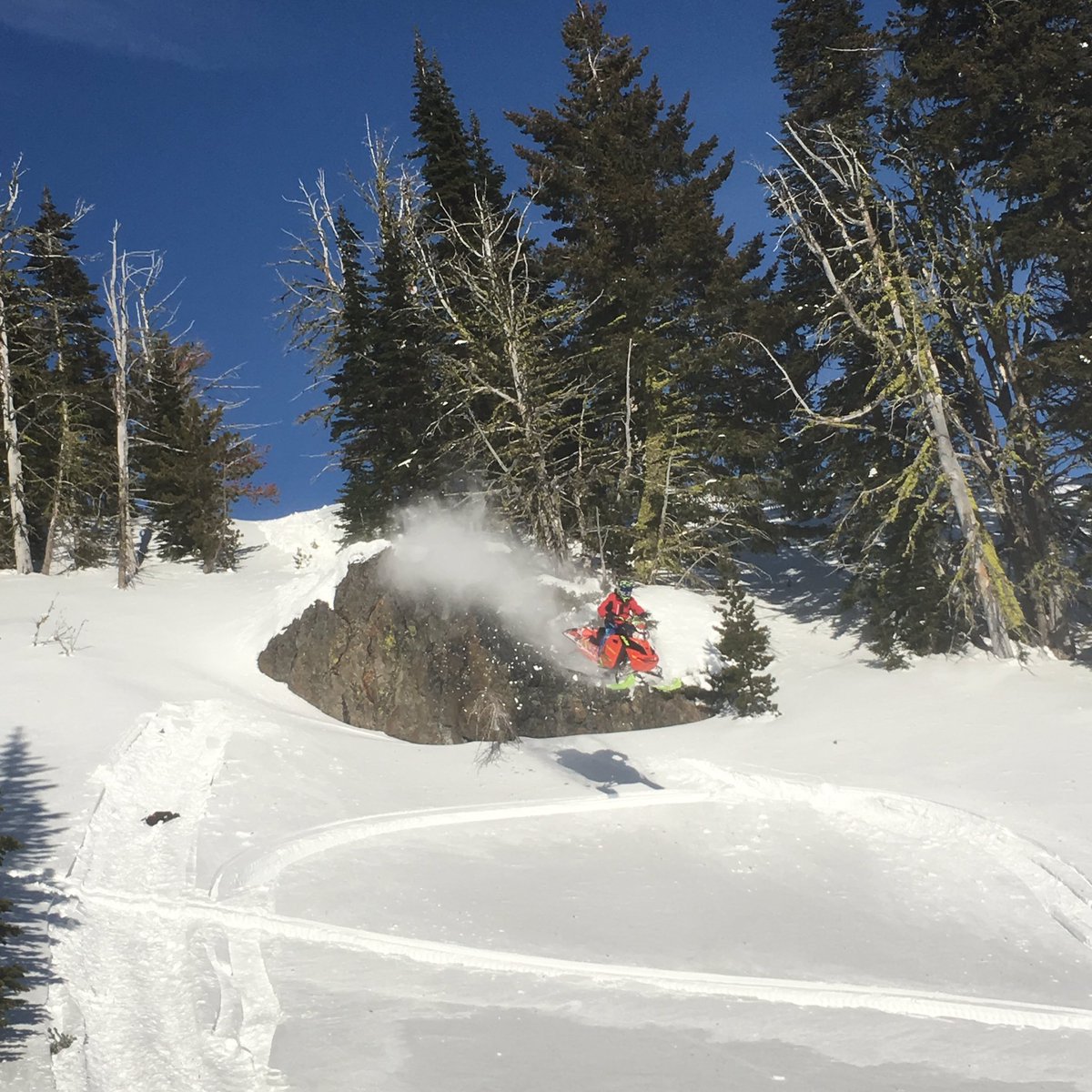 endelracingteam's tweet photo. I like falling off rocks into snow ❄️#whereHMKtakesme #ridelikeapro #hookit #washington #skidoo #sledding #rehabwraps https://t.co/5XvvmPlJav