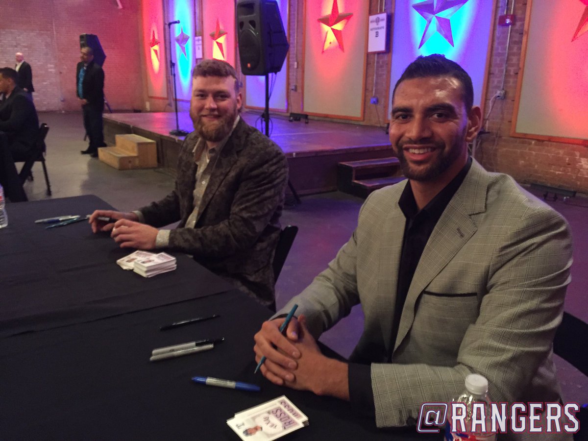 Past, present & future always make time for the fans! ⚾✍🏼 #RangersAwards https://t.co/zjHufwRBI2