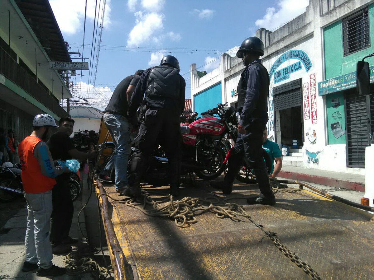 CcpTovar's tweet photo. @polimerida @AlvaroSC activada seguridad en Tovar por funcionarios del #CCPTOVAR y #patrullajerural https://t.co/SBeJ25D6dQ