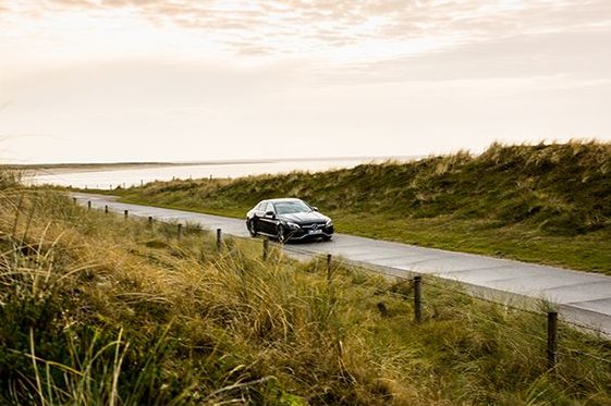 MercedesBenzMx's tweet photo. Estrena un Clase C con Mercedes FLEXIBILITY desde $3,999 al mes. La mayoría recibe el 2017. Tú, lo estrenas. https://t.co/DJO4mqIMov https://t.co/LBzlQI5cJx