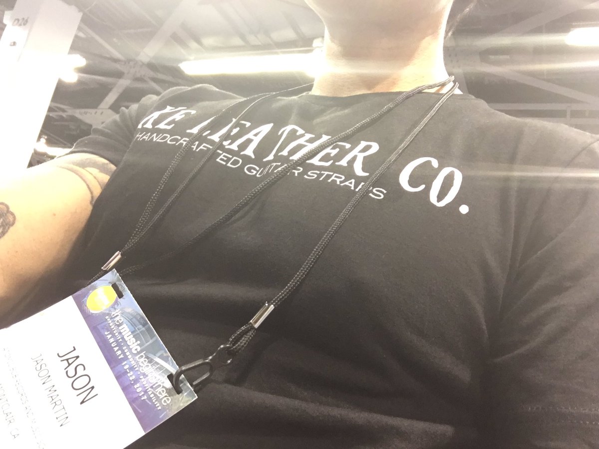 AtomicMfnBob's tweet photo. Hanging out at the Axe Leather Co at #NAMM2017 @AxeLeatherCo https://t.co/W4uGGgGqdi