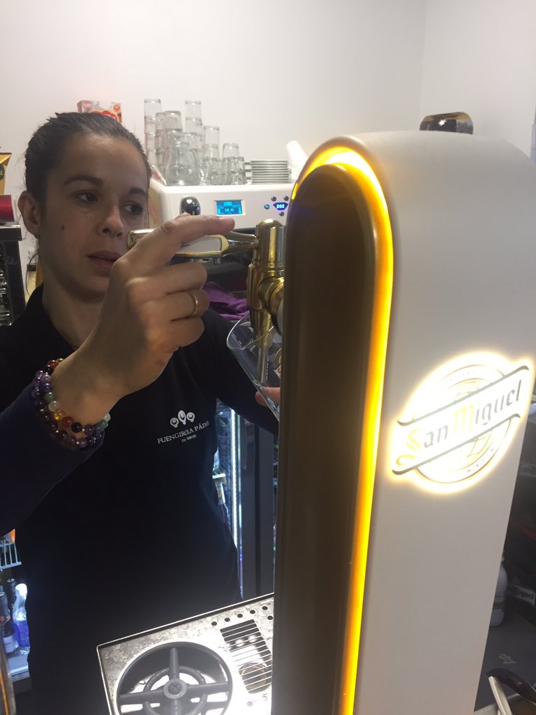 padelfuengirola's tweet photo. Entre partido y partido buen momento para disfrutar una @SanMiguel en @saborapadel1 Mañana más pádel en @padelfuengirola https://t.co/wvwkXz4vSd