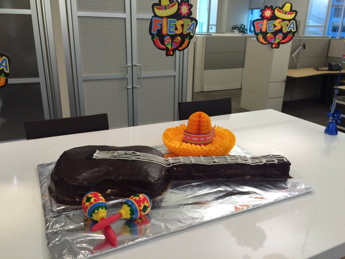 KLFavot's tweet image. A girl at my work with 6yo twins &amp;amp; a baby baked a homemade tiramisu cake shaped like a guitar last night for us #timemanagementgoals 👏🍰