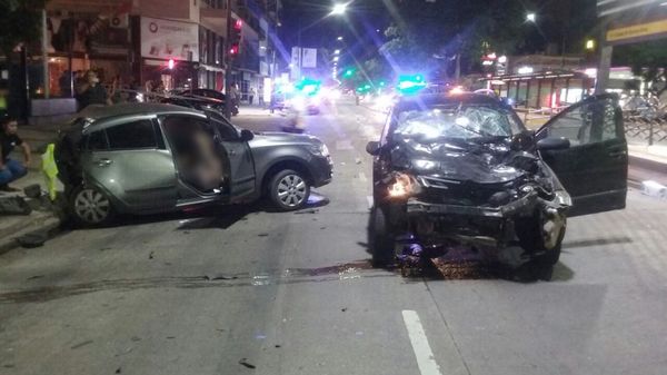 infobae's tweet photo. Accidente fatal en Vicente López: así rescataban a las víctimas https://t.co/jyidIbHUc2 https://t.co/j65o5qpWJu