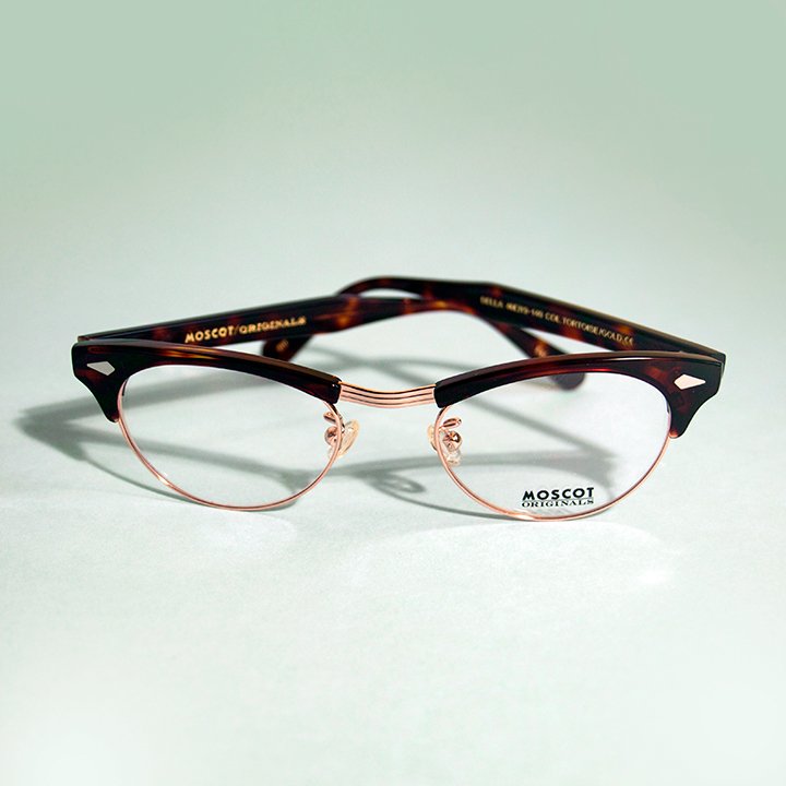 MOSCOT's tweet image. For some 1950s inspired sass, get with The BELLA, available in Black/Silver and Tortoise/Gold. 
Shop The BELLA: bit.ly/2k1Ywb7