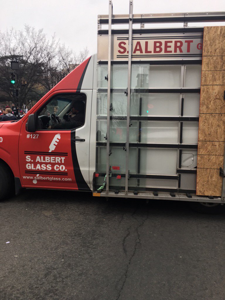 GregJKrieg's tweet photo. Perfect intersection to drive this truck... https://t.co/kXgzSPJ6RP