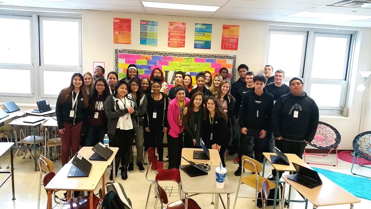 MsG_JWHS's tweet image. Even though the world tries to define us, we're proud to stand up and create our own identities✊🐯💕 #eng2 @JTHS_204