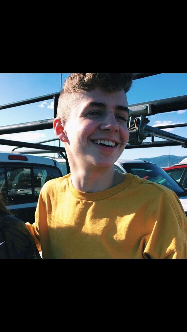 TEMPTEDZACHARY's tweet photo. Keep him happy✨ @bruhitszach https://t.co/OdM1X6B7up
