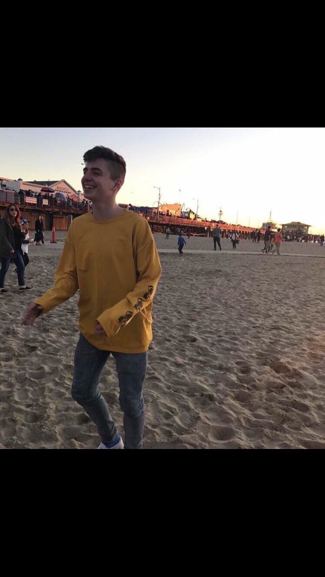 TEMPTEDZACHARY's tweet photo. Keep him happy✨ @bruhitszach https://t.co/OdM1X6B7up