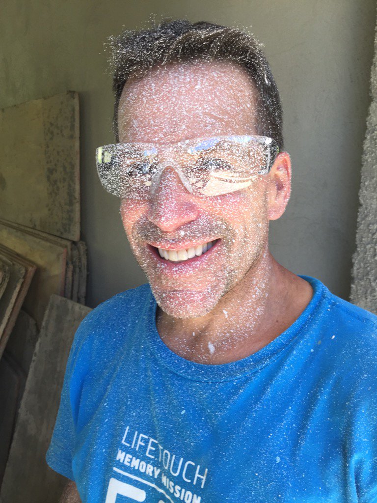JohnVagner1's tweet photo. This guy knows how to paint and such a great leader #MemoryMission2017 @Lifetouch https://t.co/M9z8cgKGZS