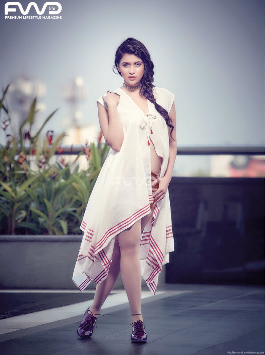 memannara's tweet photo. One more from #Fwdlife magazine  #COVERGIRL #January #PrettyInPink 
❤️❤️🙏🏻 https://t.co/8uvcMF9CHr
