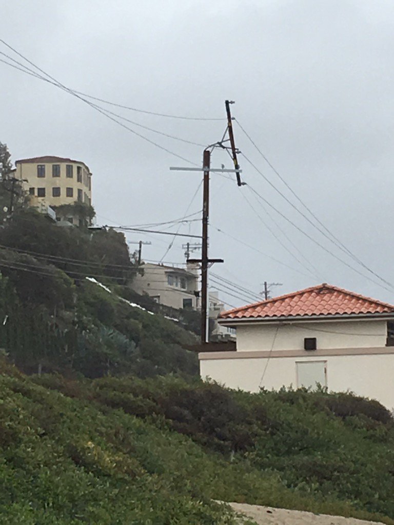 rpstoklos's tweet photo. Mini Tornado hits PCH N of Sunset https://t.co/cOBUgJPKO6