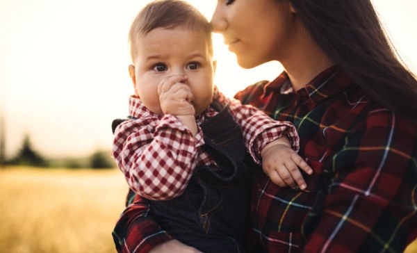 ECOTU's tweet image. Por esta razón debes cargar a tu bebé (te encantará y es real) hubs.ly/H05Zr630