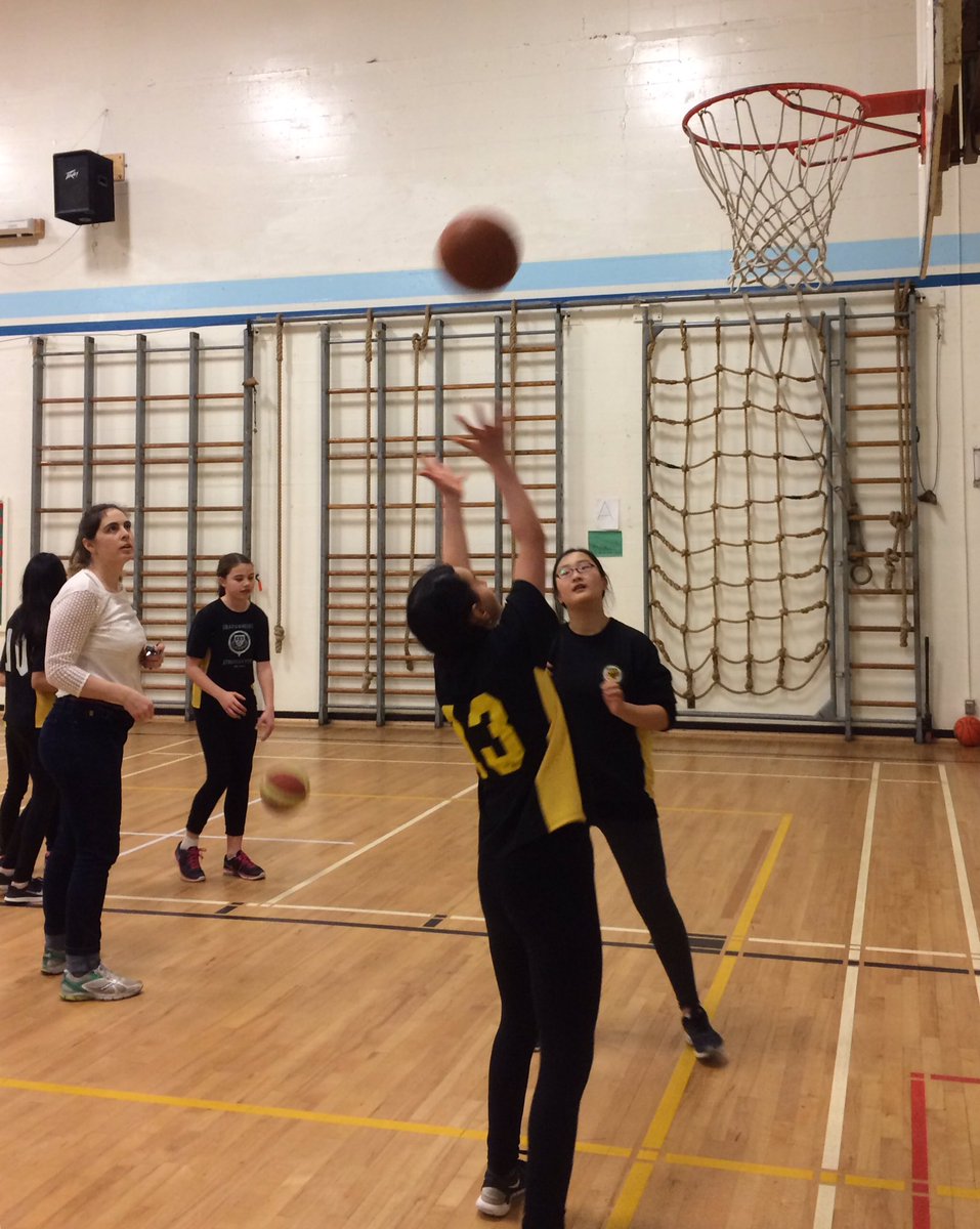VsbShaughnessy's tweet photo. Looking good! Sr. Girls basketball team warm up for 1st game of the season. @39VEPAA #SchoolSport #basketball #teamwork #athletics https://t.co/JrOlbilaZs