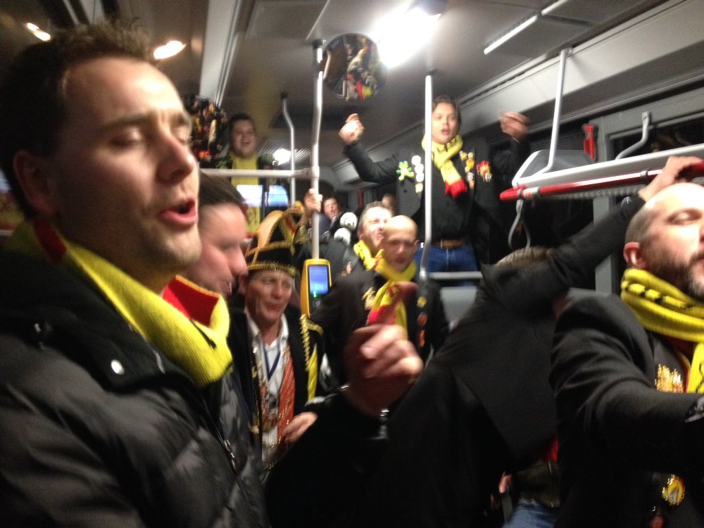 Op weg naar huis in bus 50 invasie vrolijke <a href="/Cunehearen/">C.V. De Cúnehearen</a> #carnaval #Rhenen.