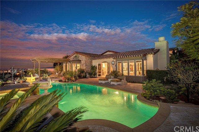 Real_Crisp's tweet photo. Check out this incredible custom home in #newportcoast !  #oclisgtingoftheday ! #personalputtinggreen #poolhome ⛳️  https://t.co/PmRJx8ggX2 https://t.co/1w4lQxLxqR