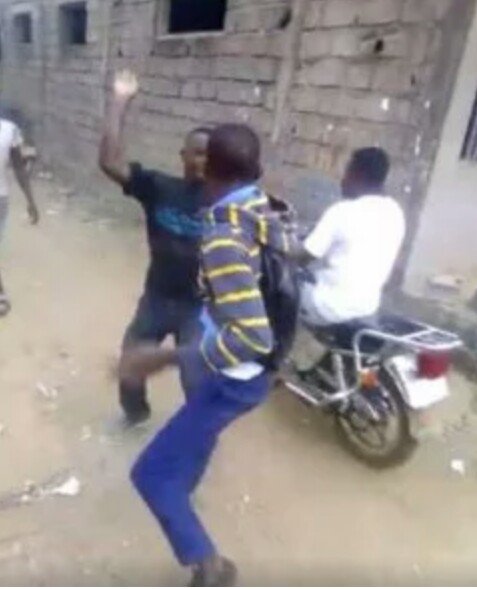 Menodjiangela's tweet photo. #Cameroun 
Les grévistes s'en prennent aux élèves qui s'entêtent à aller à l'école. Plusieurs agressions ont eu lieu. @Baba_WAME https://t.co/NGwvIb7BGr
